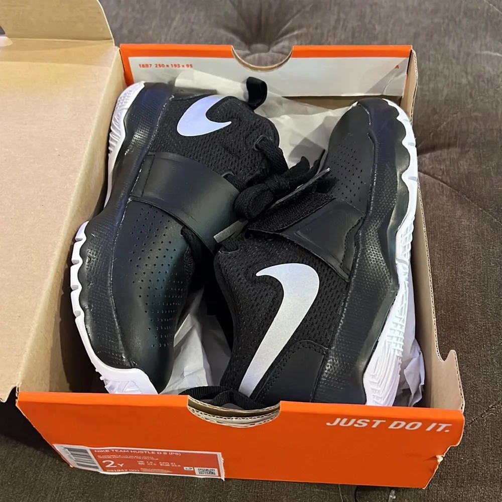Nike team hustle sneaker size 2 NWT - Picture 2 of 6